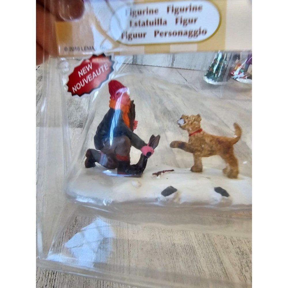 Lemax gathering firewood dog people accessory village new